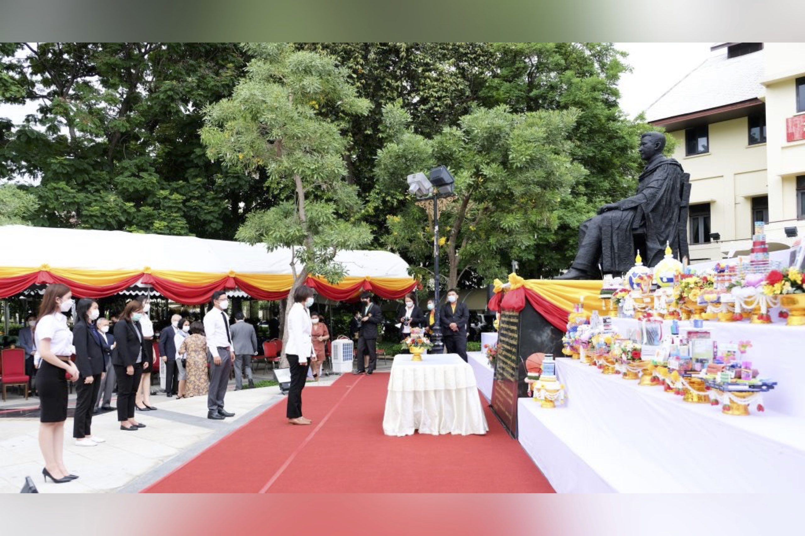 บุคลากรคณะนิติศาสตร์นำพานพุ่มดอกไม้สดสักการะอนุสาวรีย์ ศาสตราจารย์ ดร.ปรีดี พนมยงค์ เนื่องในวันปรีดี พนมยงค์ พ.ศ. 2565