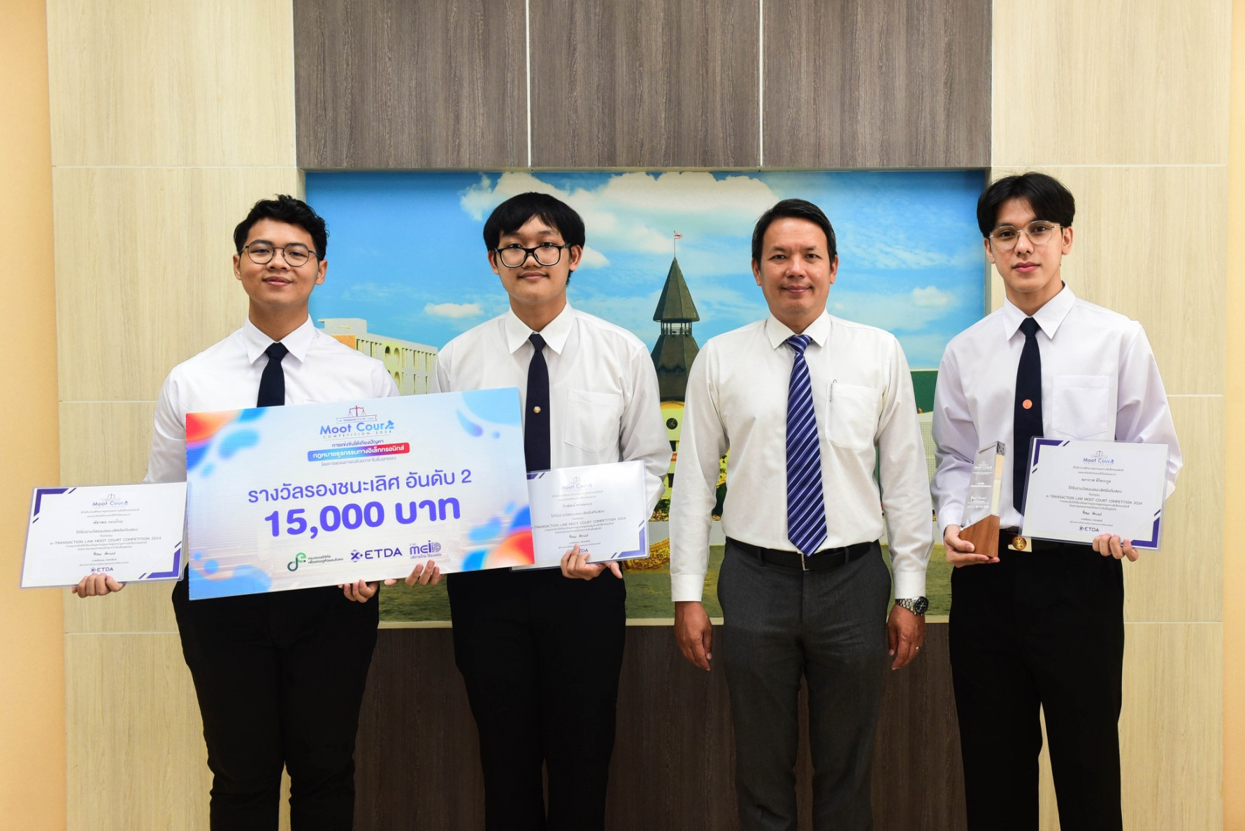 ขอแสดงความยินดีกับนักศึกษาคณะนิติศาสตร์ มหาวิทยาลัยธรรมศาสตร์ ทีม “Sixty Thousand Baht” ได้รับรางวัลรองชนะเลิศอันดับสอง